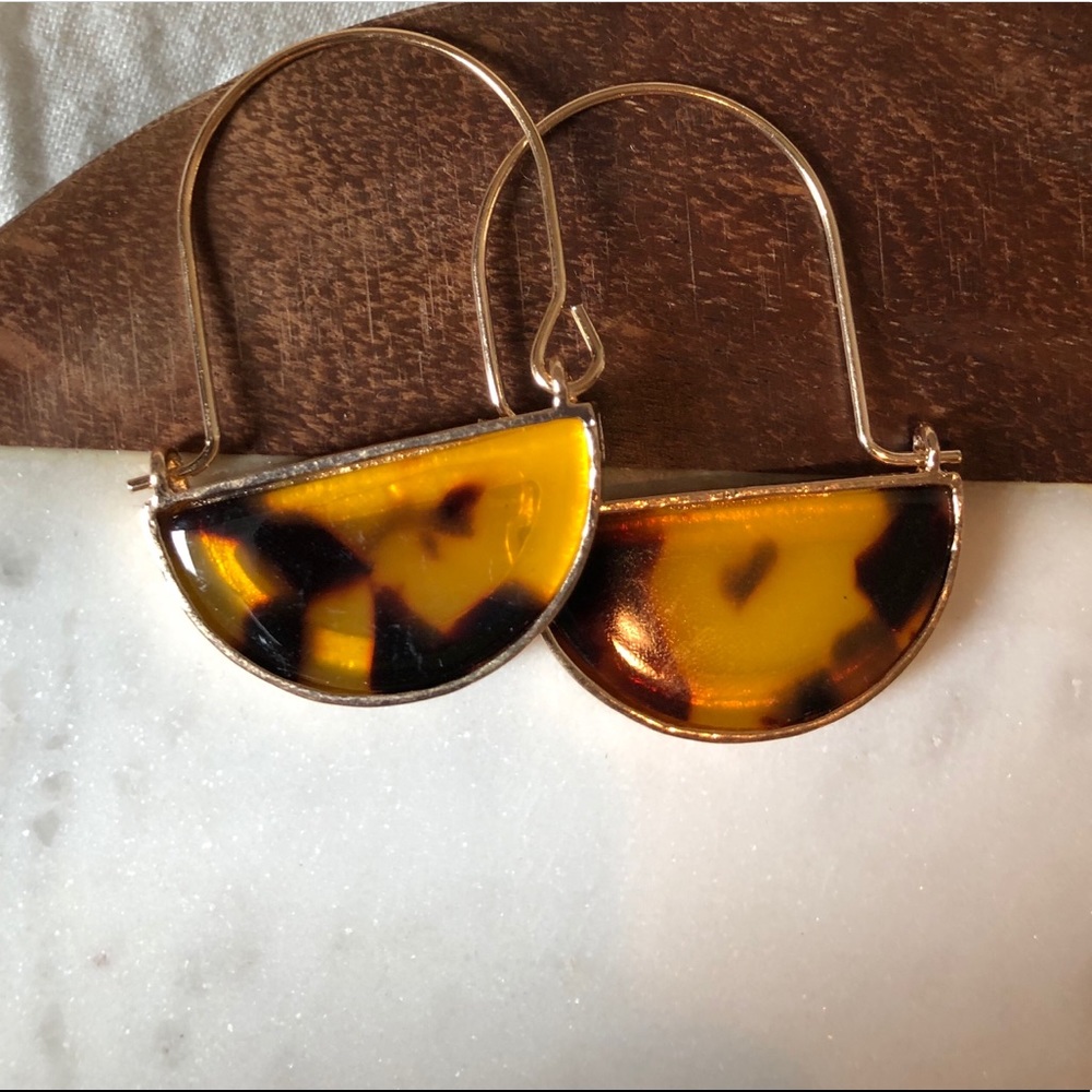 NWOT Tortoise Crescent Hoop Earrings - Picture 2 of 3